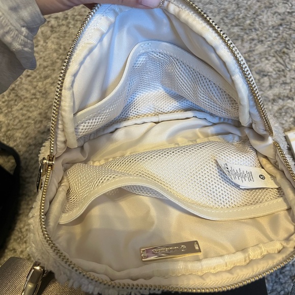 Lululemon everywhere belt bag, shearling/Fleece - Picture 4 of 4